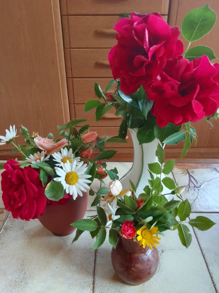Natürliche Wohnatmosphäre mit Blumen auf dem Tisch
