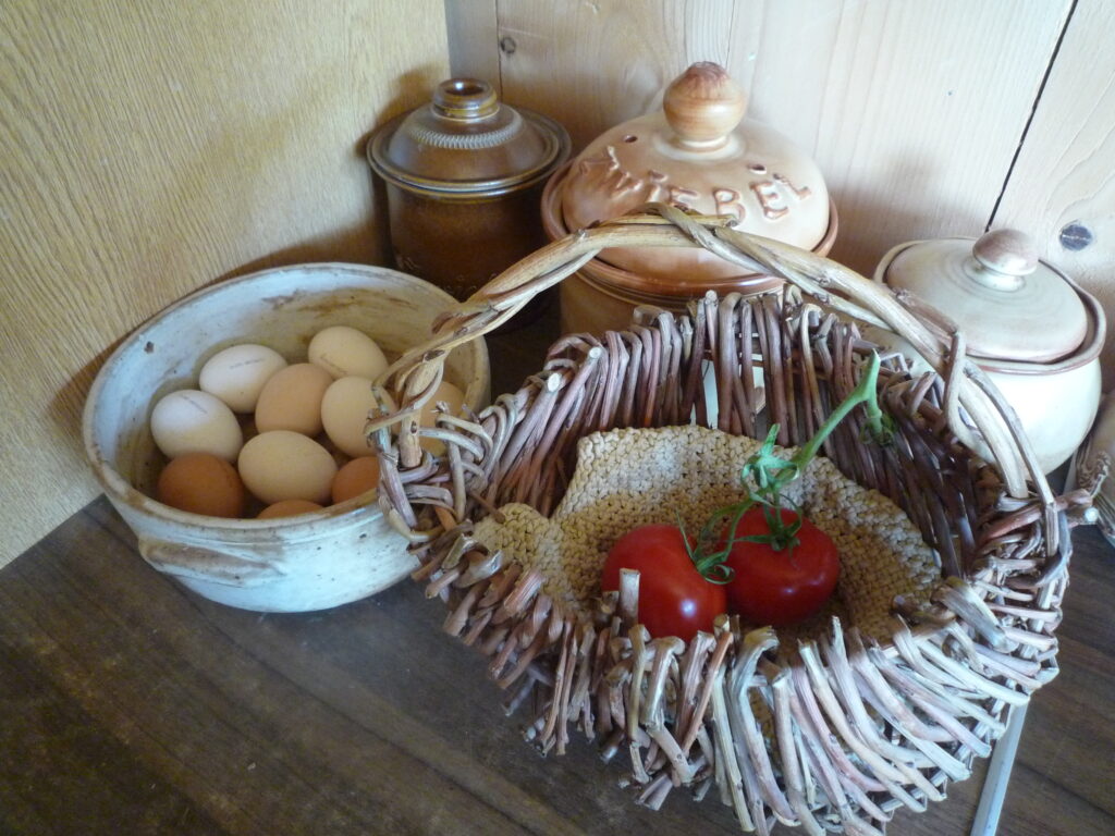 Weiden und Tongefäße aus Naturmaterialien zur Aufbewahrung in der Küche