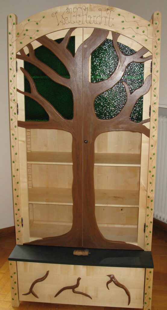 Massivholzschrank als Möbelstück aus Massivholz
