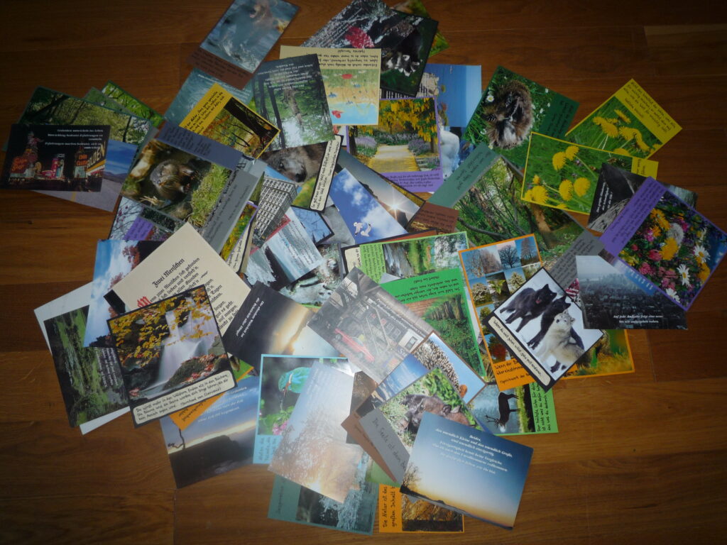 Sammlung von Karten mit Bildern und Weisheiten als Beispiel für das Sammeln von Gedanken, Inspirationen und Erfahrungen