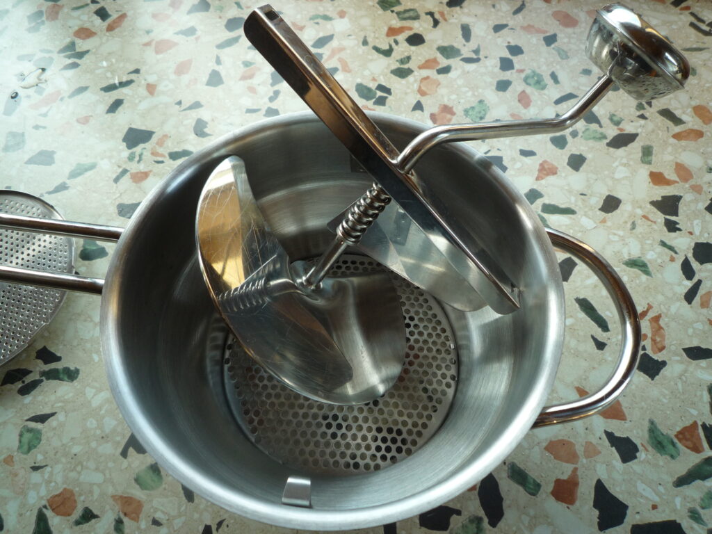 Passiermühle zum Entfernen der Kerne von Fruchtmus zum Fruchtleder selber machen