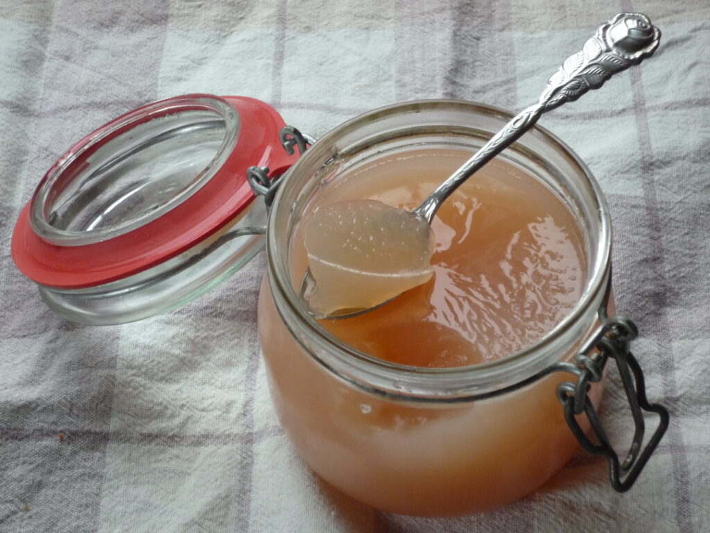 Gelee aus Saft von Quitten, Äpfeln und Birnen übrig von Quittenbrotherstellung