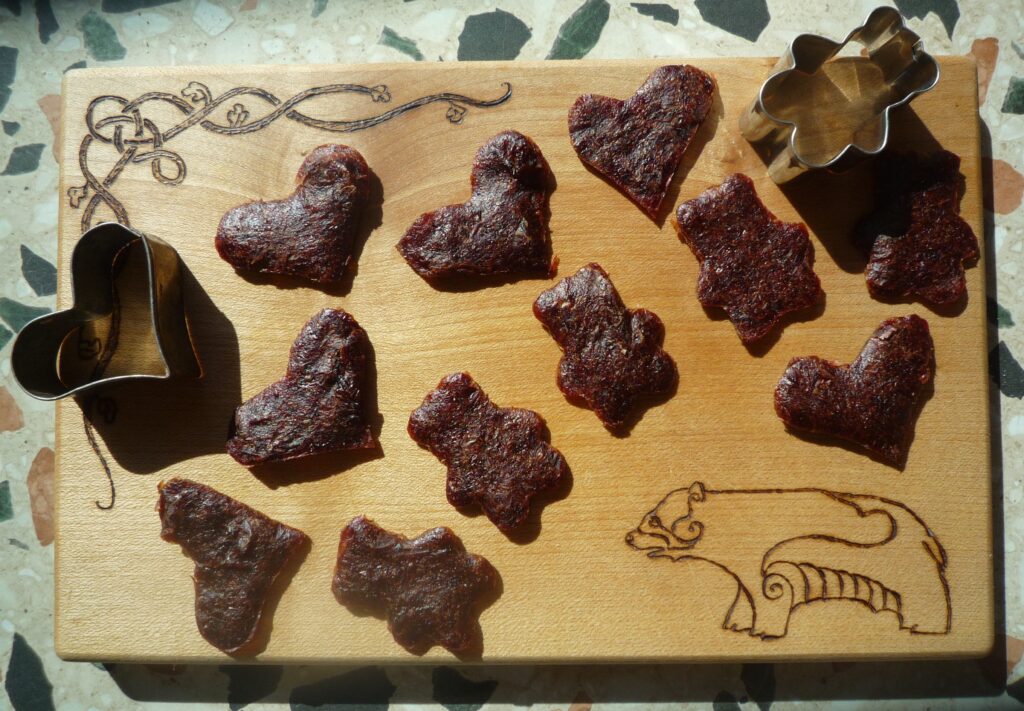 Fruchtgummis und Gummibärchen für Kinder selber machen mit Keksausstechern
